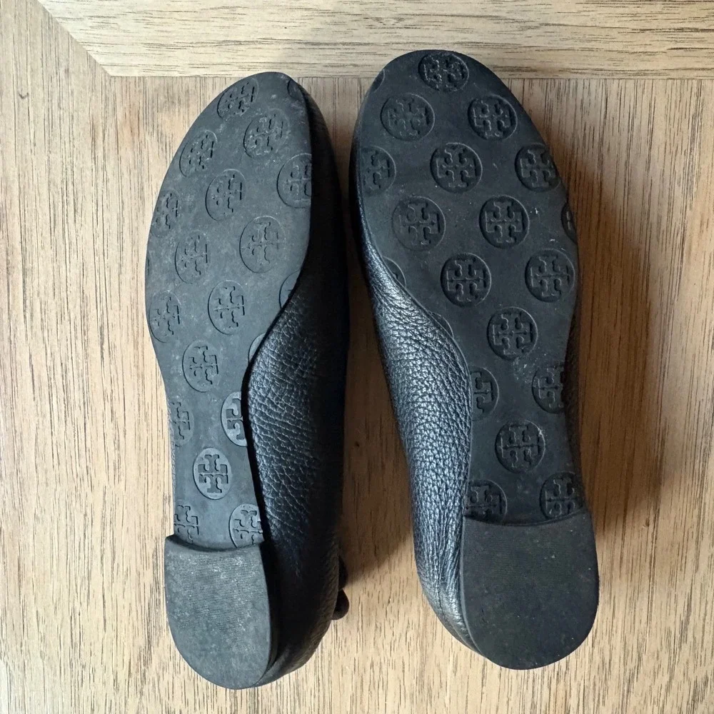 $225 TORY BURCH Reva Ballet Flats Pebbled Leather Logo Medallion Black SZ 6M EUC